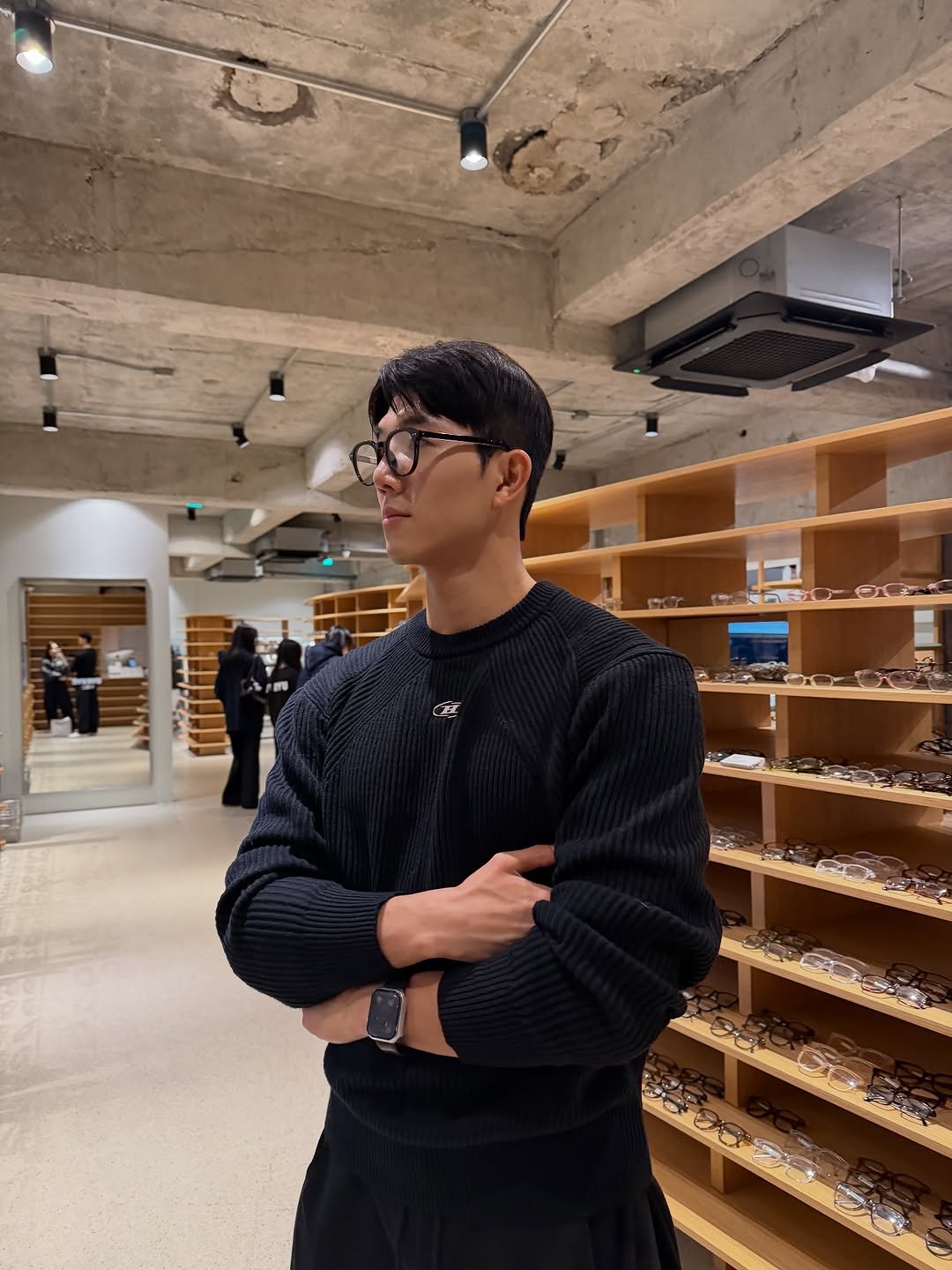 Photo shared by 인플루헌서🇰🇷| 서울 PT 성동구 PT 왕십리 PT on November 08, 2025 tagging @borntowin.co.kr. May be an image of duffle coat, eyeglasses, overcoat, turtleneck, cornflower and text.