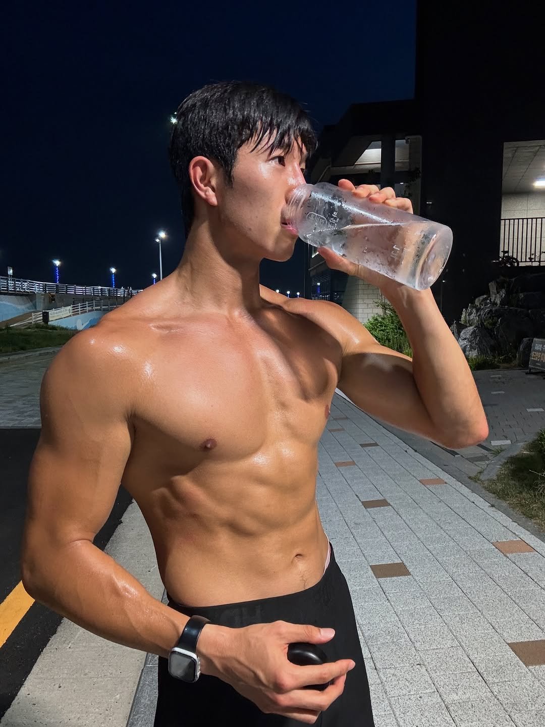 Photo by 인플루헌서🇰🇷| 영향력 있는 운동인 on August 02, 2025. May be an image of 1 person, biceps, body building, activewear, sportswear, jug, water bottle and text.
