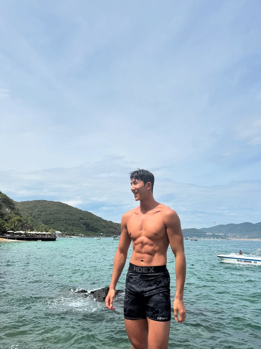 Photo by 인플루헌서🇰🇷| 서울 PT 성동구 PT 왕십리 PT on August 24, 2025. May be an image of 3 people, shorts, underwear, ocean, beach and text.