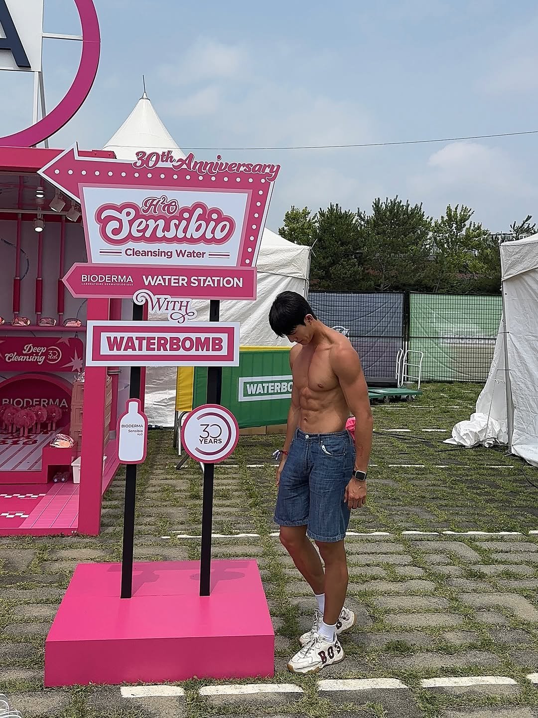 Photo shared by 인플루헌서🇰🇷| 영향력 있는 운동인 on July 08, 2025 tagging @bioderma_kr. May be an image of 1 person, standing, outdoors and text that says '30thainniversany 30th Sensibio Ko Cleansing CleansingWater Water BIODERMA WATERSTATION WATER STATION 슬리타 品字 Deep Cleansing WATERBOMB WATERBO ERBC WATI は保用にル 코스부인행 YEARS'.
