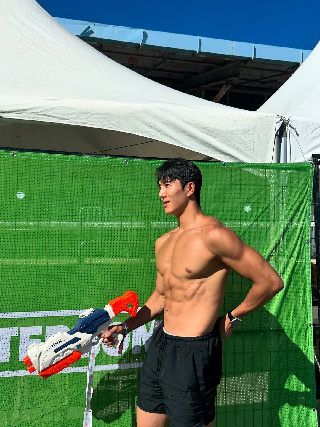 Photo by 인플루헌서🇰🇷| 영향력 있는 운동인 on July 27, 2025. May be an image of 1 person, biceps, body building, sportswear and text.