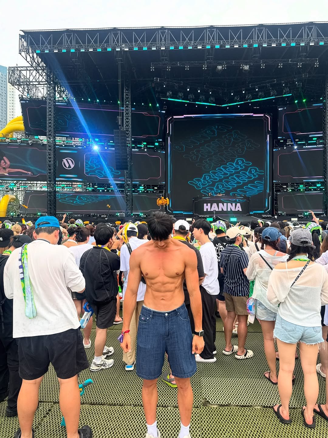 Photo shared by 인플루헌서🇰🇷| 영향력 있는 운동인 on July 12, 2025 tagging @waterbomb_official. May be an image of 3 people, crowd and text.