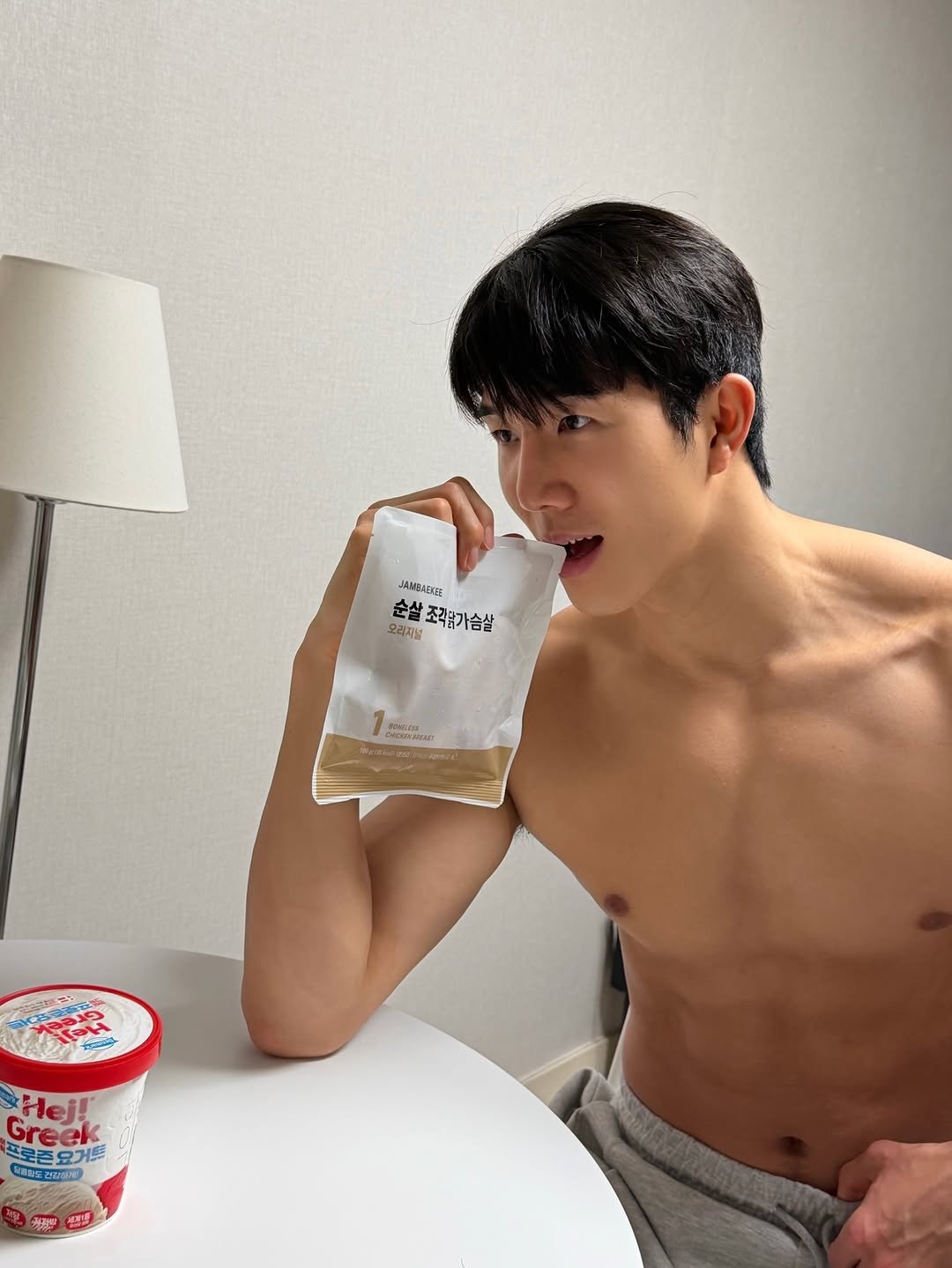 Photo shared by 인플루헌서🇰🇷| 서울 PT 성동구 PT 왕십리 PT on December 10, 2025 tagging @jambaekee_official. May be an image of diaper and text.