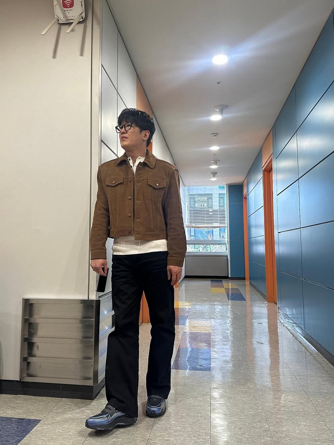 Photo by heosungtae on February 14, 2026. May be an image of wingtip shoes and duffle coat.