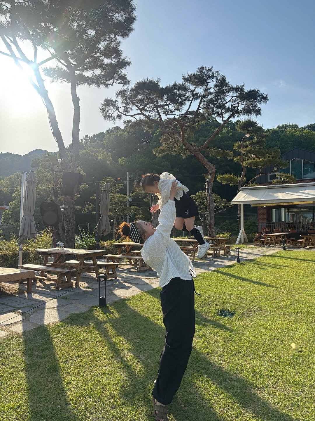 here_salon_ 게시물 이미지: 리아랑 지니언니랑 주말에 다녀온 예쁜카페🍃

무엇보다 넓은들판덕에 아기가...