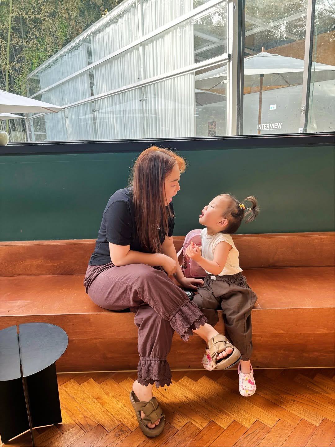 here_salon_ 게시물 이미지: 여기는 📍궁동 커피인터뷰 @coffee_interview 

앞에는 천이 흐르고...