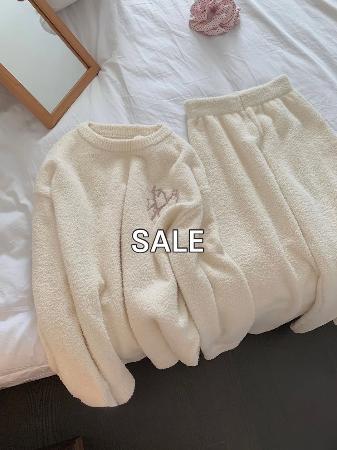 Photo by 히얼무드 | 잠옷 원피스잠옷 홈웨어 on February 08, 2026. May be an image of sleepwear, bath robe and text that says 'SALE'.