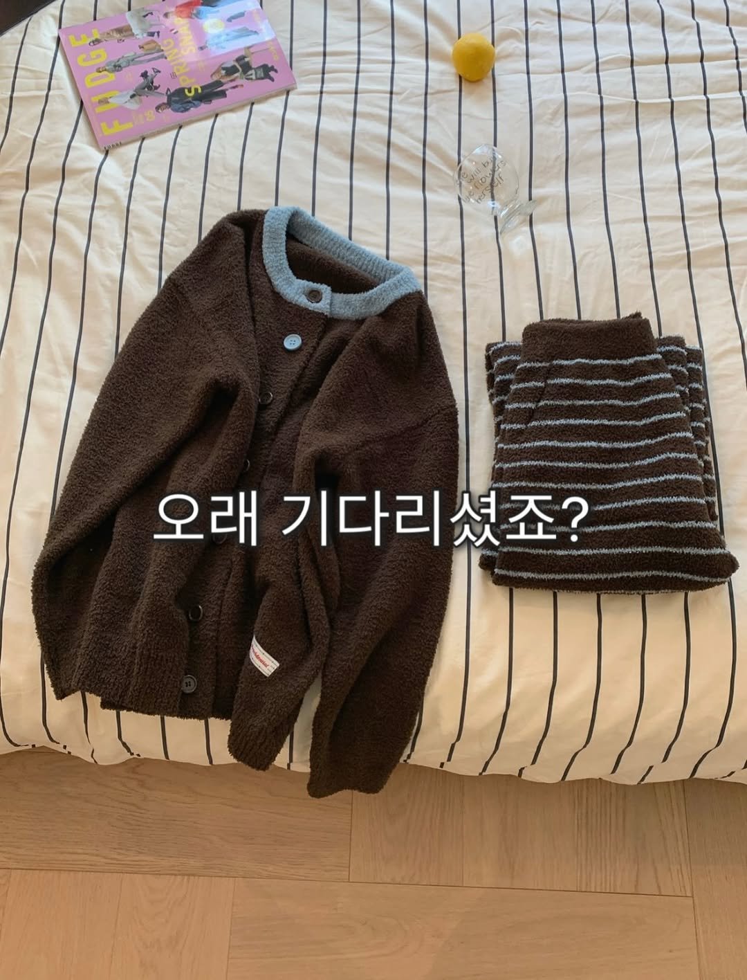 Photo by 히얼무드 | 잠옷 원피스잠옷 홈웨어 on October 26, 2025. May be an image of duffle coat and clothes hanger.