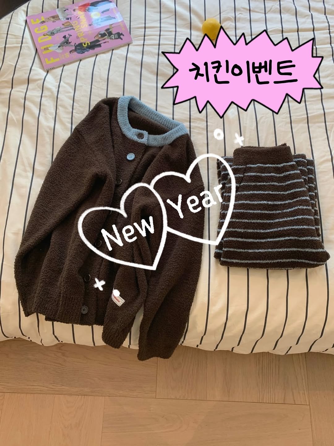 Photo by 히얼무드 | 잠옷 원피스잠옷 홈웨어 on December 30, 2025. May be an image of duffle coat, sleepwear, sweatpants, turtleneck, clothes hanger, knit and text that says '치킨이벤트 Year New'.