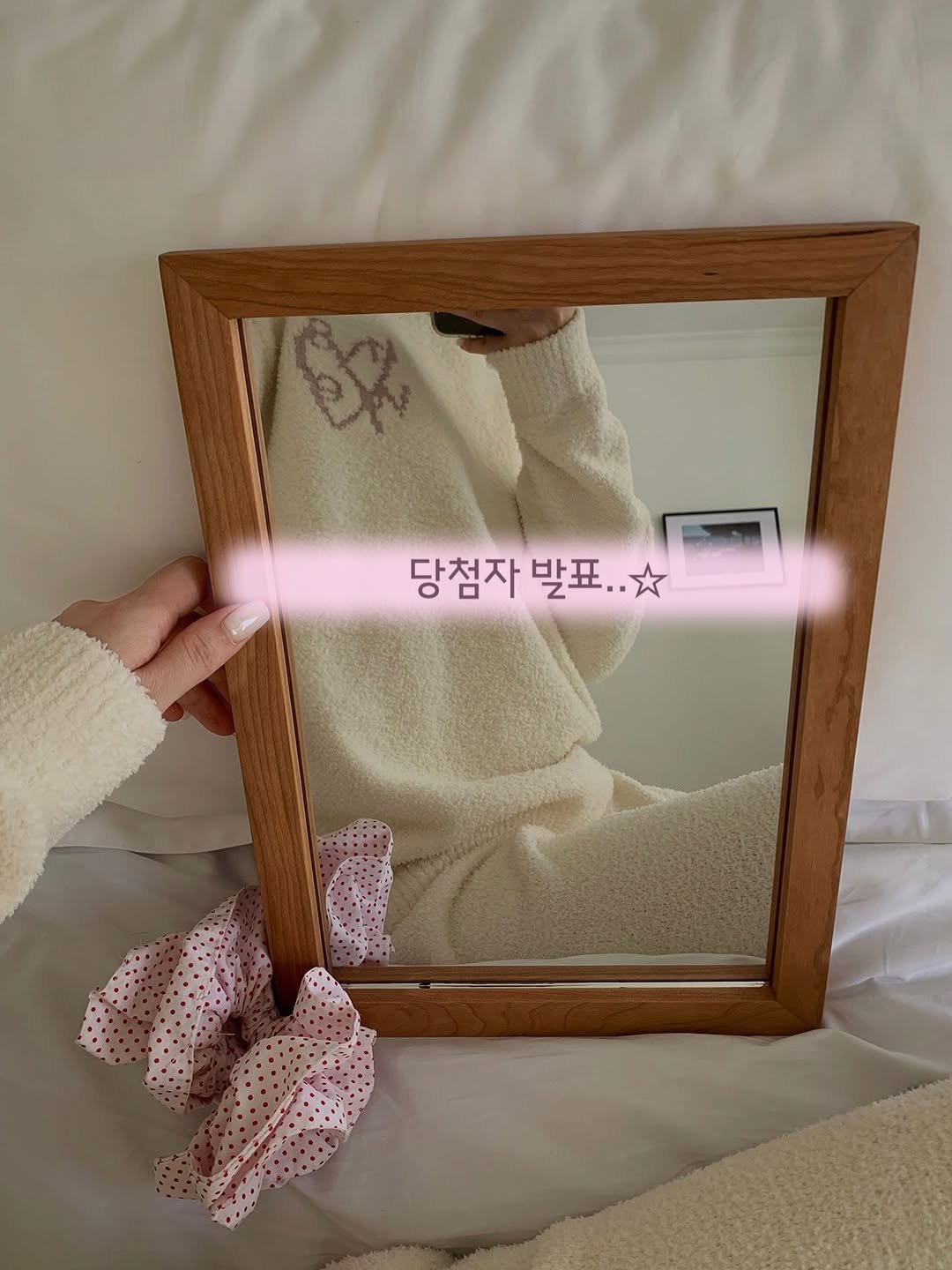 Photo shared by 히얼무드 | 잠옷 원피스잠옷 홈웨어 on January 02, 2026 tagging @bsh_5053. May be an image of mirror, picture frame and text.