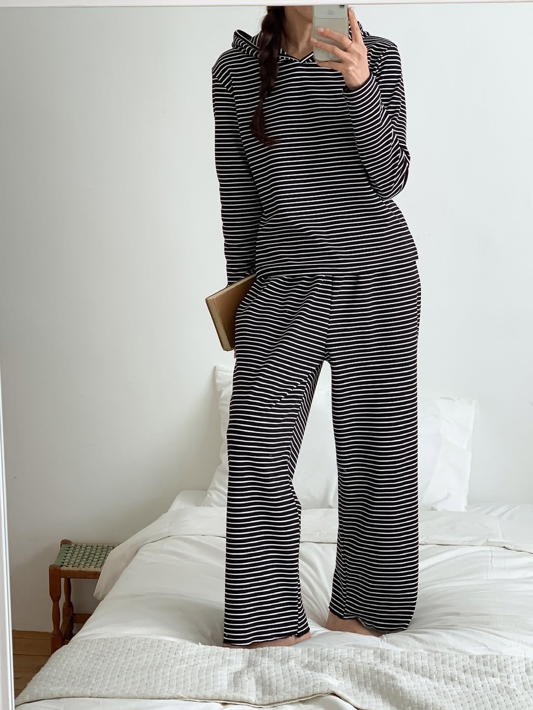 Photo by 히얼무드 | 잠옷 원피스잠옷 홈웨어 on January 26, 2026. May be an image of sleepwear, jumpsuit, sweatpants, stripes, drawstring and text.