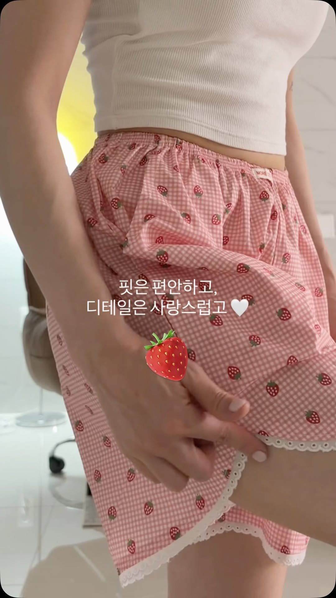 heremood_homewear 게시물 이미지: 일요일 밤,

핏은 편안하고,
디테일은 사랑스럽고🍓

괜히 손이 자주 가는...