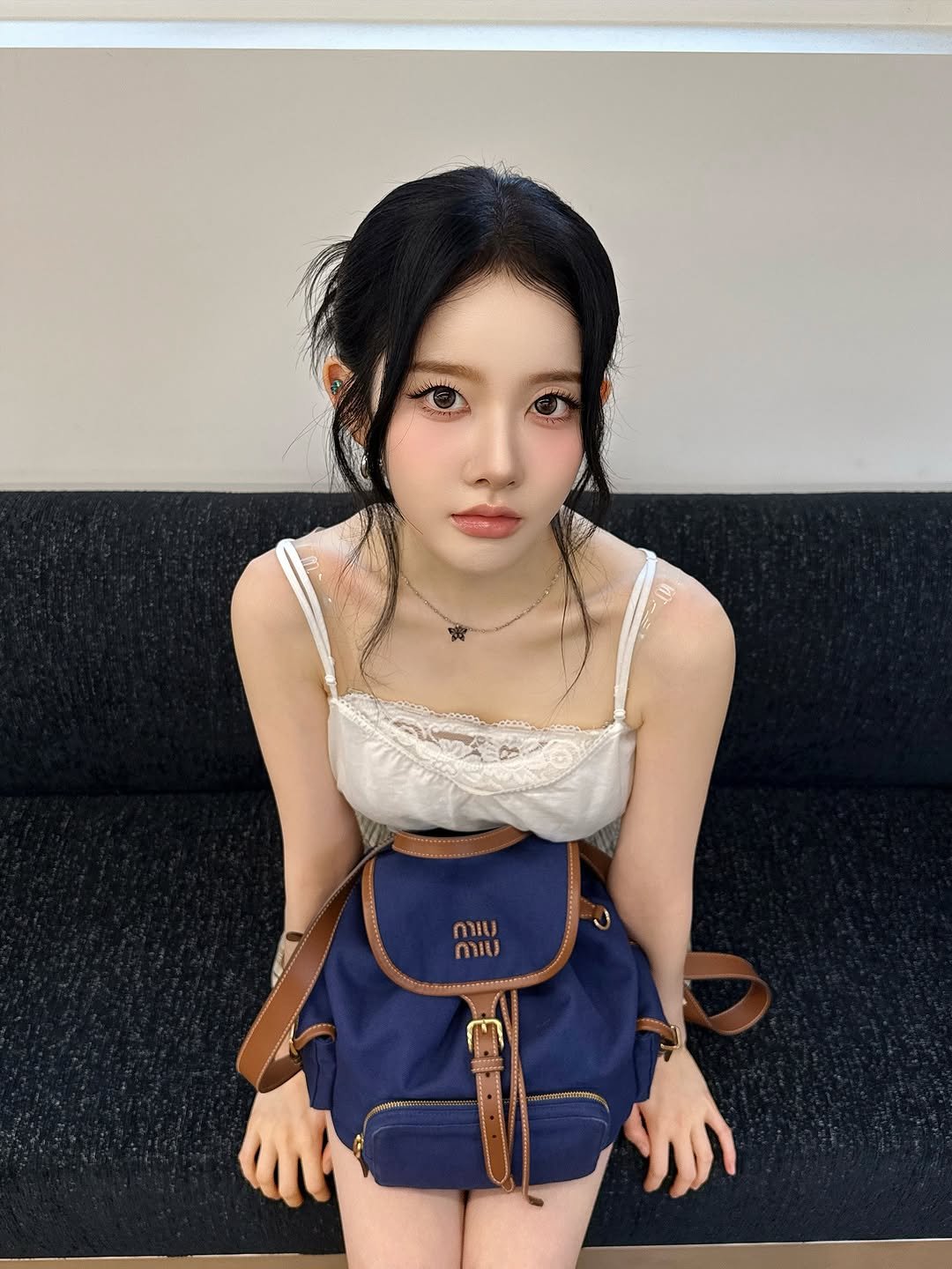Photo by 시은 on August 22, 2025. May be an image of 1 person, hair, purse and text that says 't กาเบ กาเบ S'.