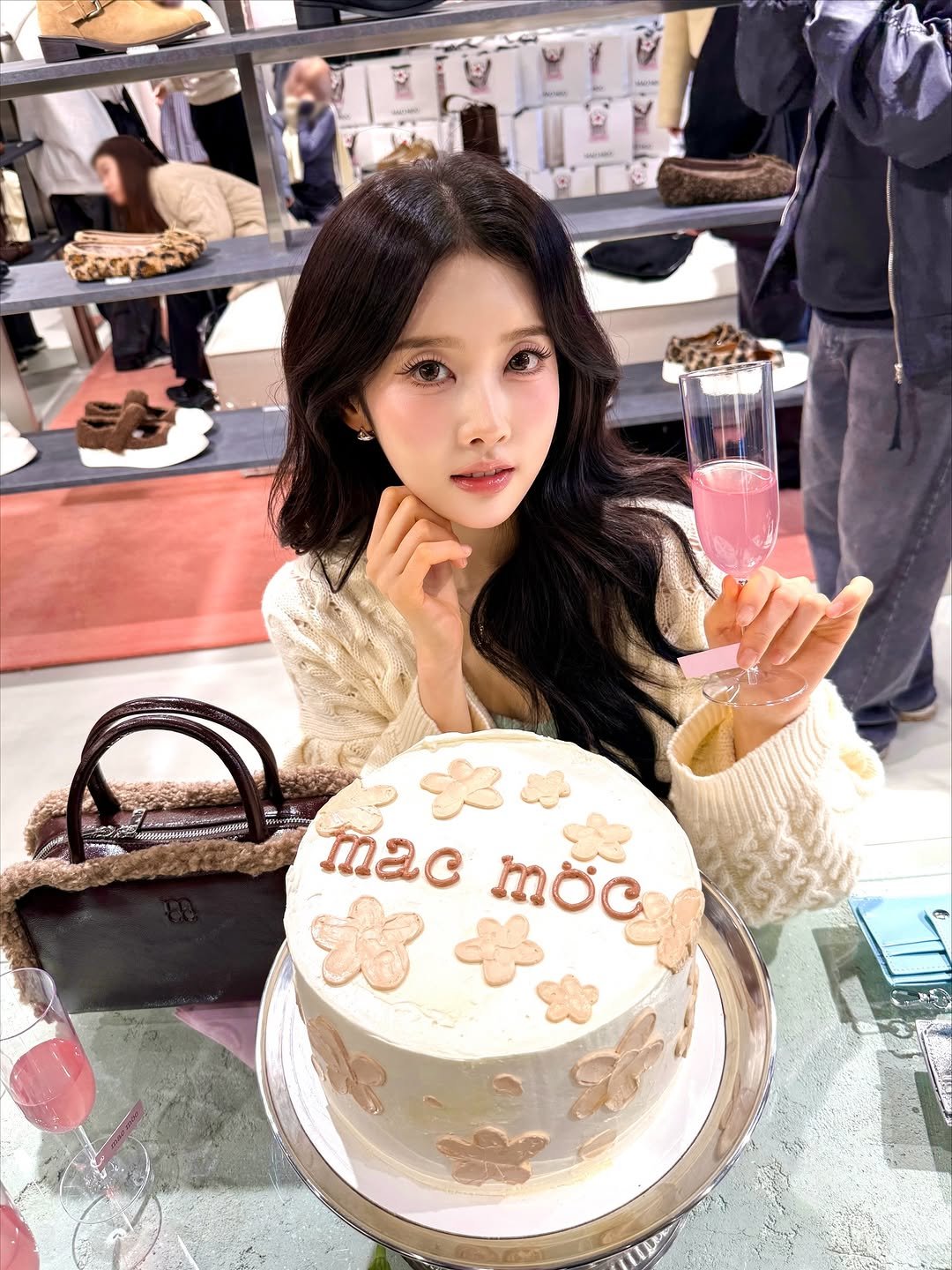 Photo shared by 시은 on November 23, 2025 tagging @mac_moc. May be an image of text.