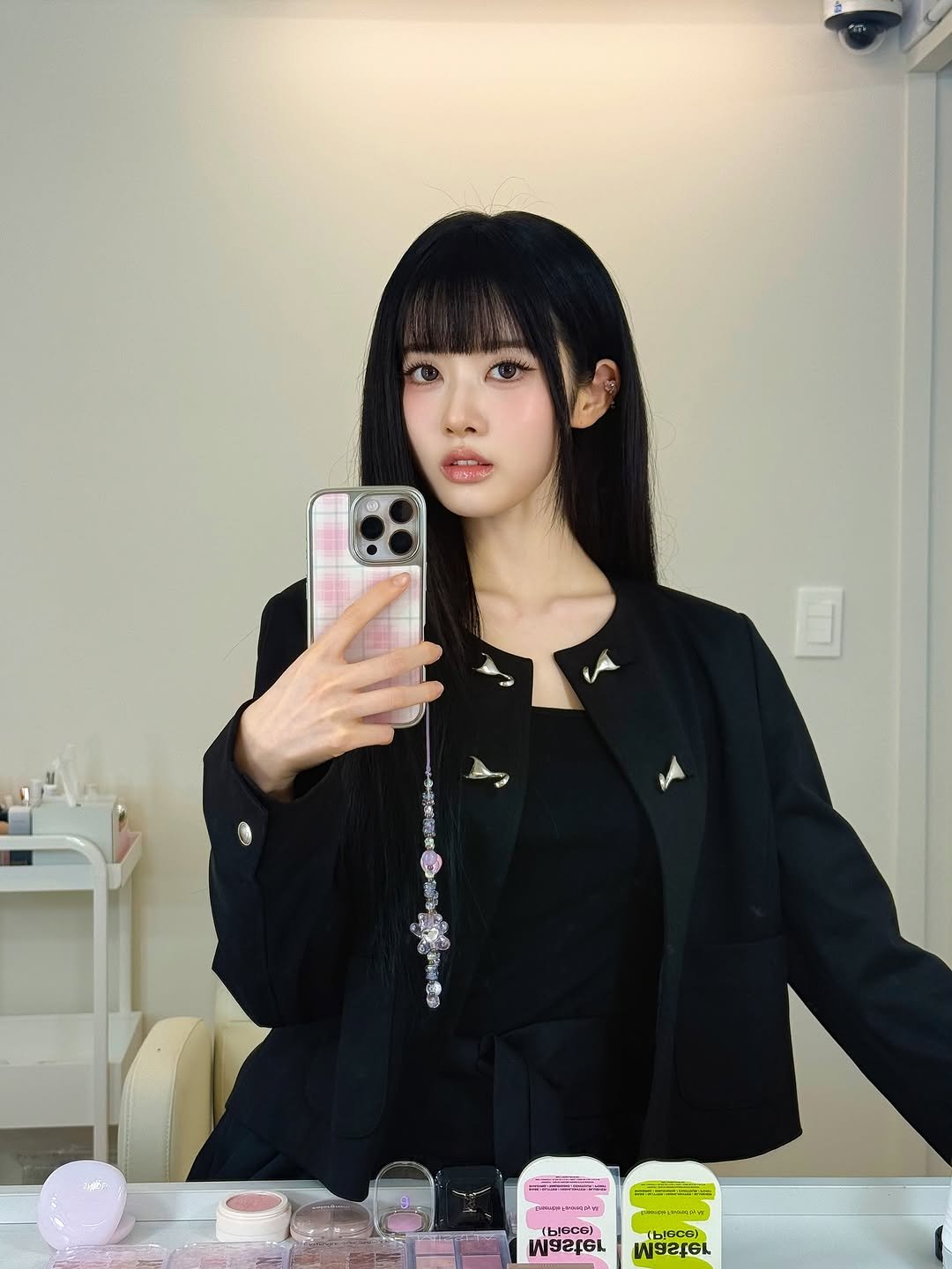 Photo by 시은 on October 04, 2025. May be a selfie of 1 person, bangs, makeup, suit, blazer, mirror and text.