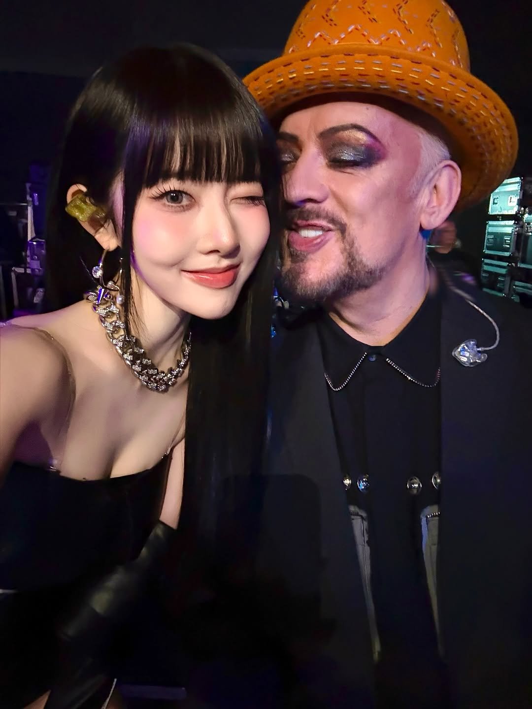 Photo by 시은 on September 03, 2025. May be an image of 2 people, makeup, hat, bolo tie, concert and text.