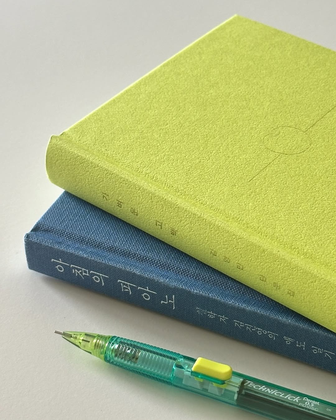 Photo by 휴잇║ENFJ · 책 · 기록 · 번역 · 글쓰기 on April 14, 2025. May be an image of book, diary, pencil case, binder, pencil, pen, ruler and text.