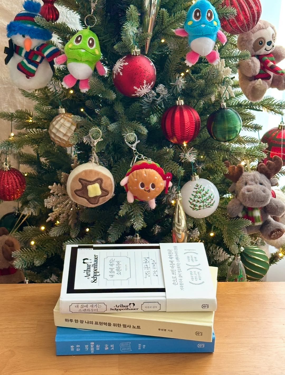 Photo by 휴잇, 독서 일상☕️ on November 24, 2025. May be an image of penguin, gingerbread cookie, christmas tree, snowman, book and text.