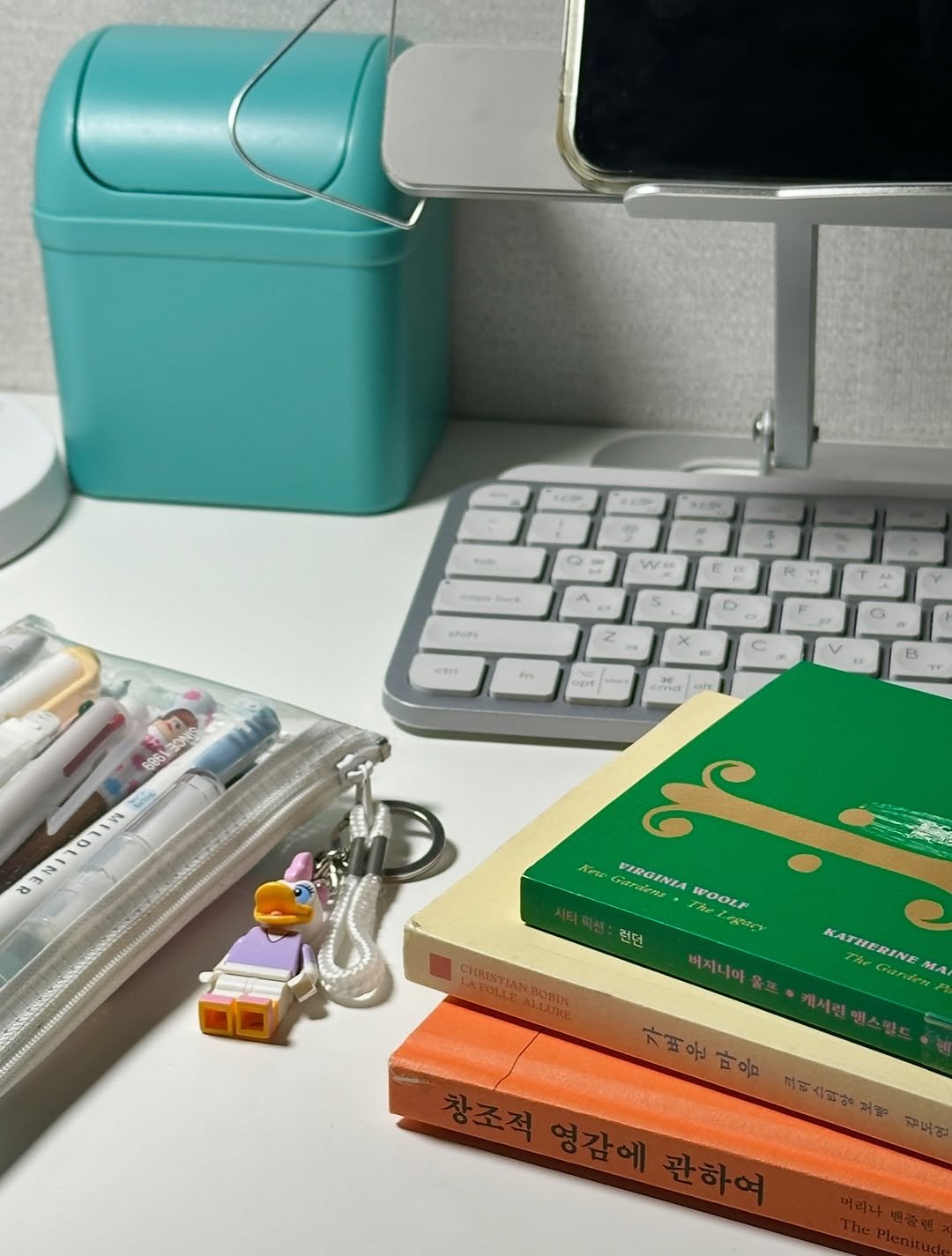 Photo by 휴잇║ENFJ · 책스타그램 on July 29, 2025. May be an image of diary, stapler, pencil case, desk, pen and text.