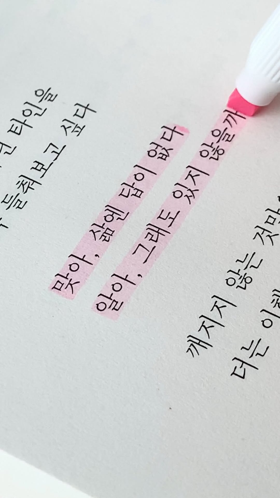 hewitt_book 게시물 이미지: 📔 《사랑하고 선량하게 잦아드네》
✍🏻 유수연
📖 문학동네
⠀
⠀
⠀
시집은...