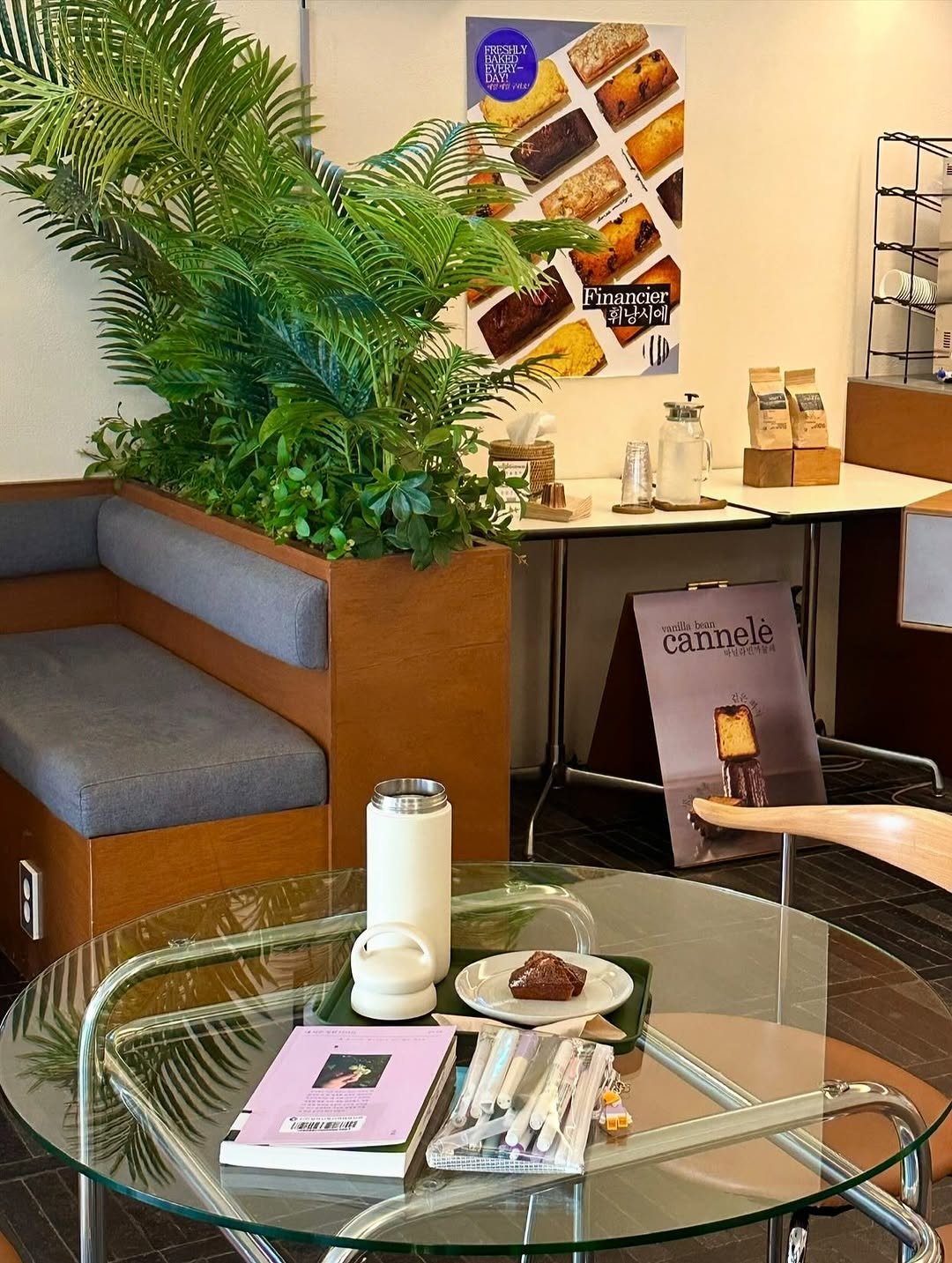 Photo by 휴잇∥책추천 · 필사 · 기록 · 독서 일상 on November 04, 2025. May be an image of indoors and text.