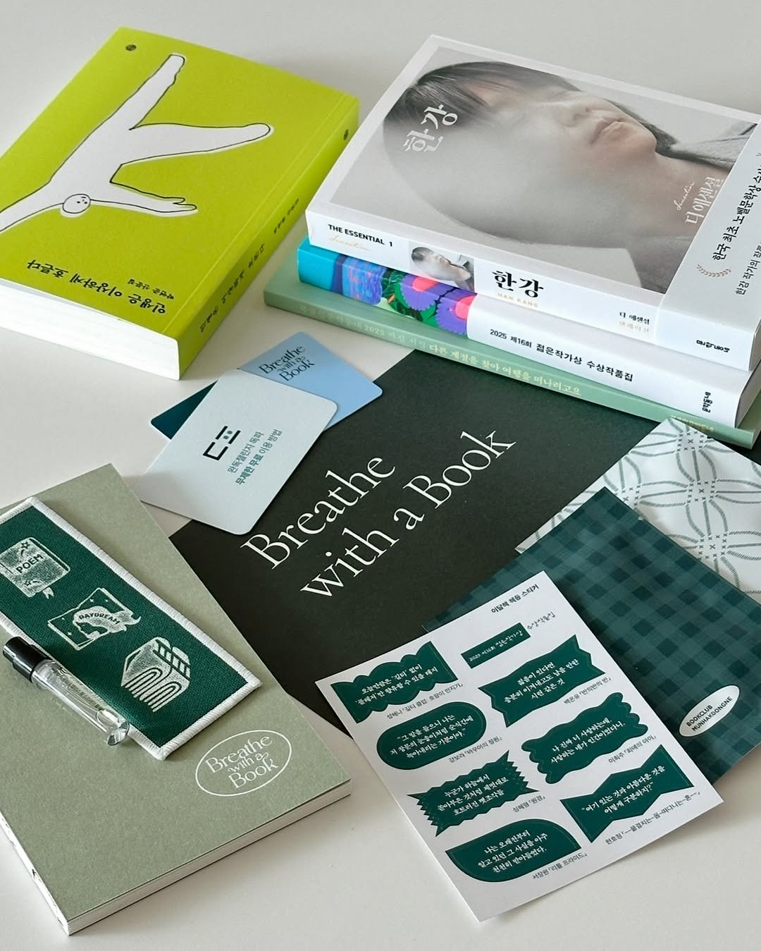Photo by 휴잇║ENFJ · 책 · 기록 · 번역 · 글쓰기 on April 18, 2025. May be an image of 1 person, book, poster, magazine and text.