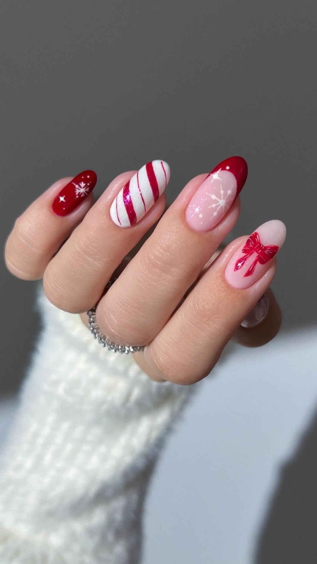 heygreatnails 게시물 이미지: ♥️🌨️🎀 peak holiday energy with @essie ✨ sweet...