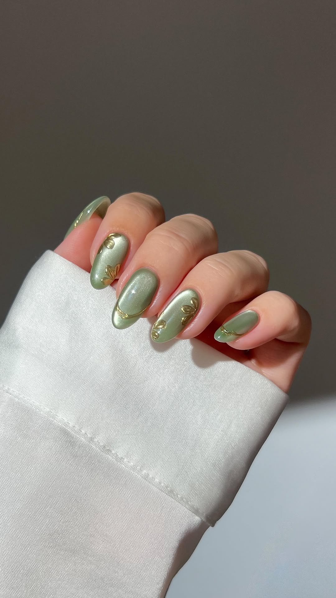 heygreatnails 게시물 이미지: 🍃🌼 earthy green elegance with a golden touch...