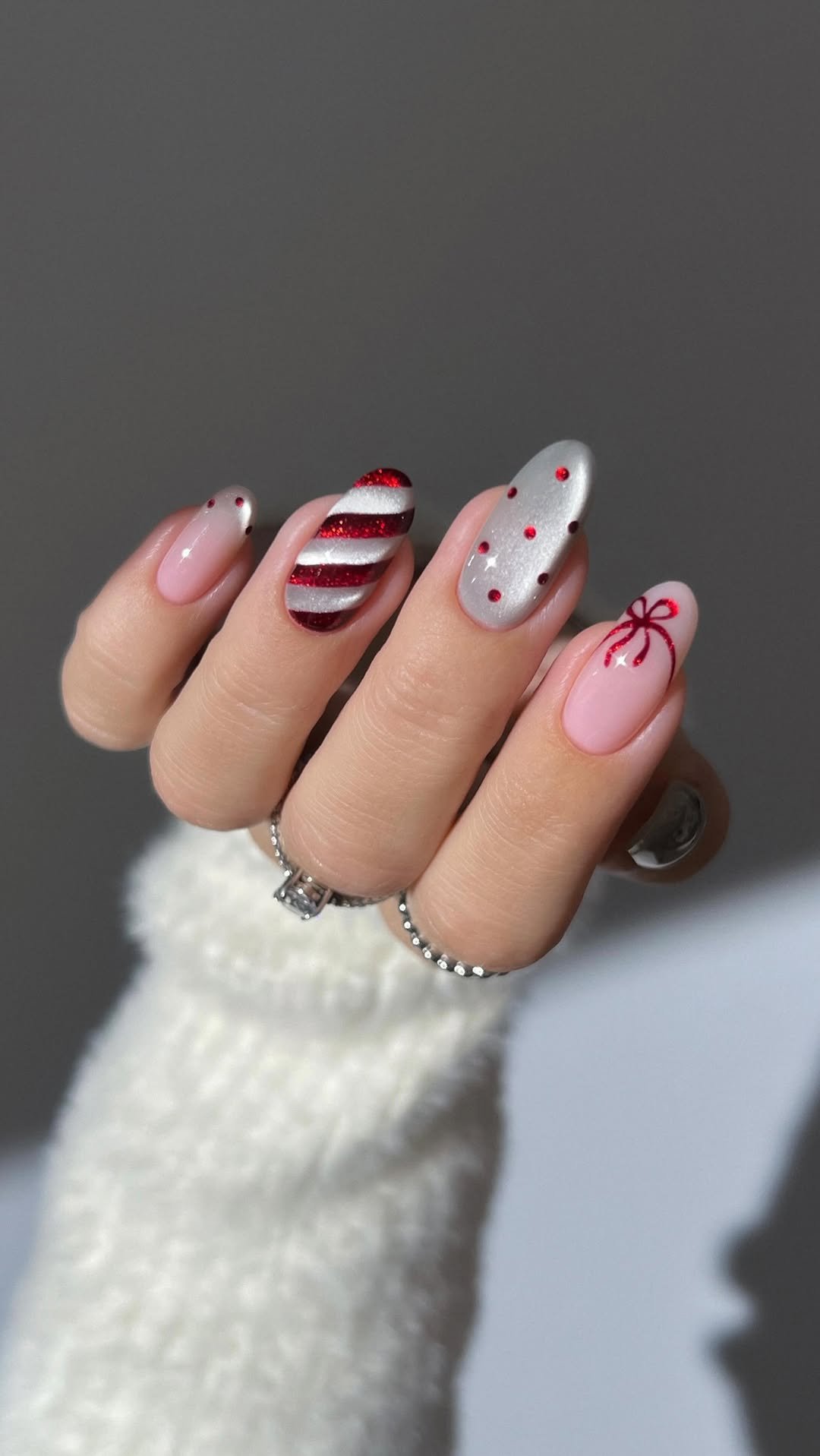 heygreatnails 게시물 이미지: 🎅🏼🌨️🧣 glossy candy cane ribbons and tiny polka...