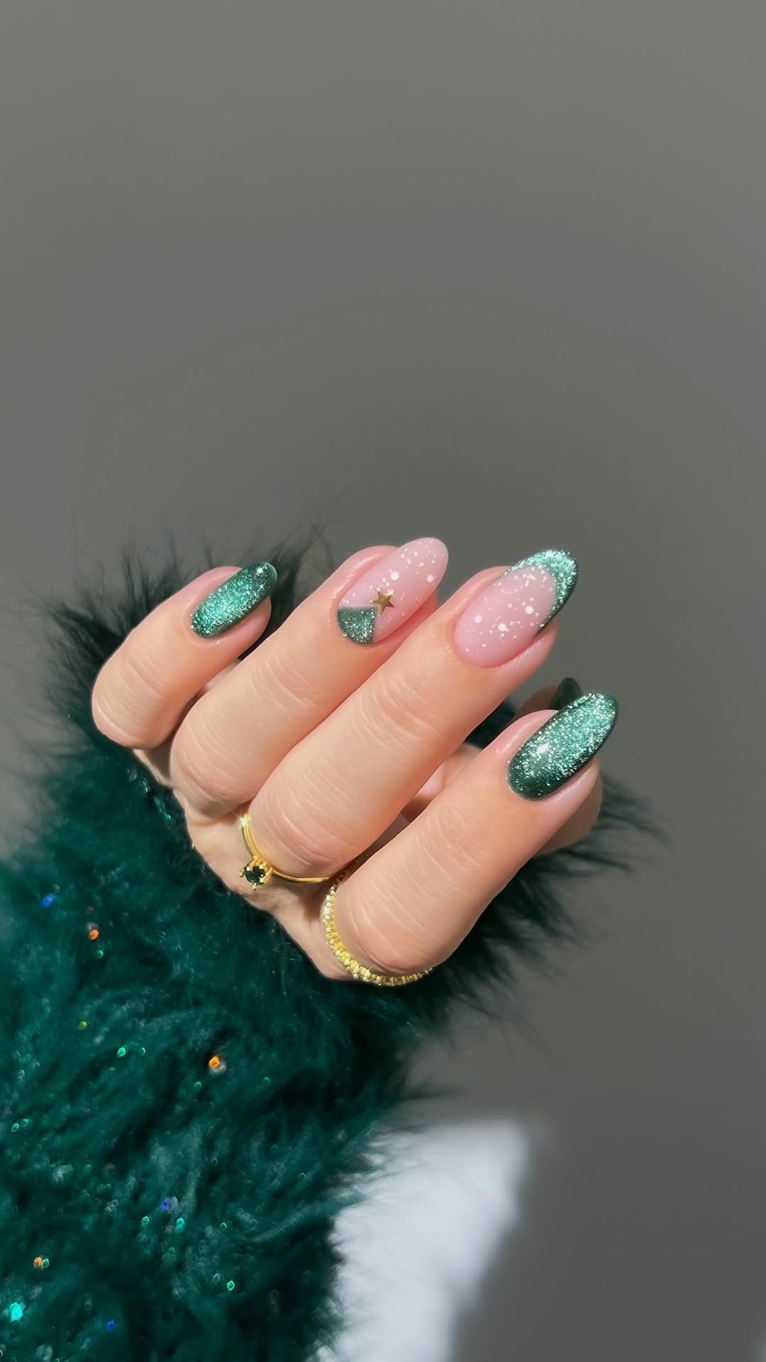 heygreatnails 게시물 이미지: 🌨️🎄⭐️ Holiday glam in green velvet and a touch...