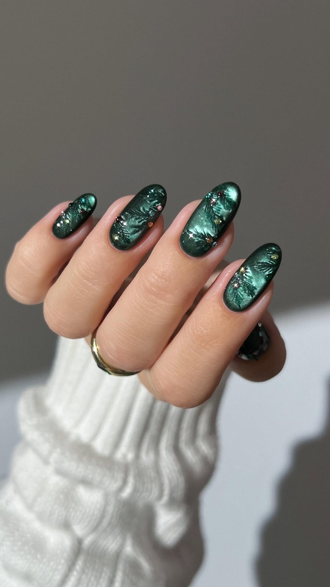 heygreatnails 게시물 이미지: 🎄✨ twinkly tree tips to match the season’s...