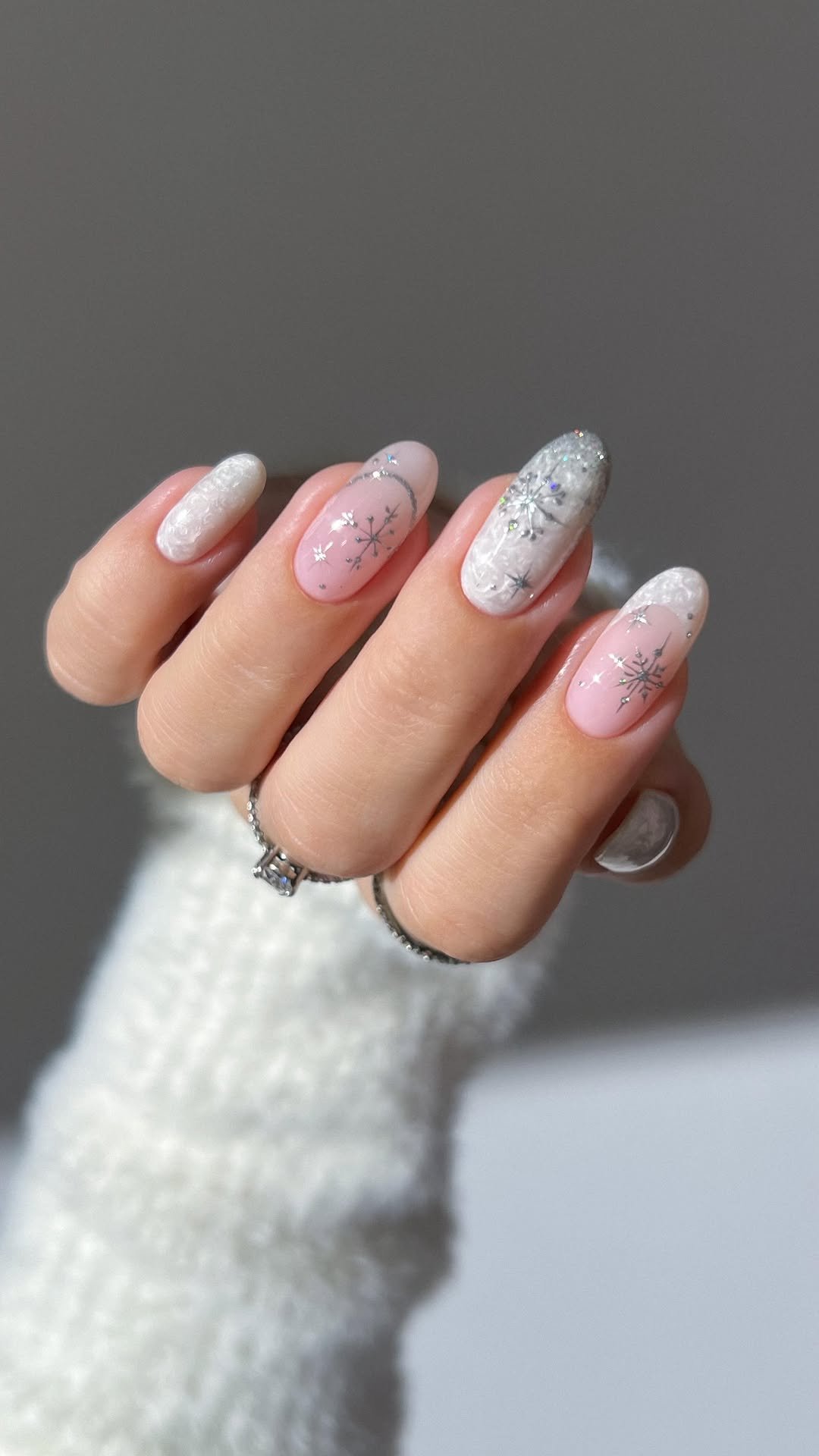 heygreatnails 게시물 이미지: 🌨️✨ frosted pearl textures and silver shimmer...