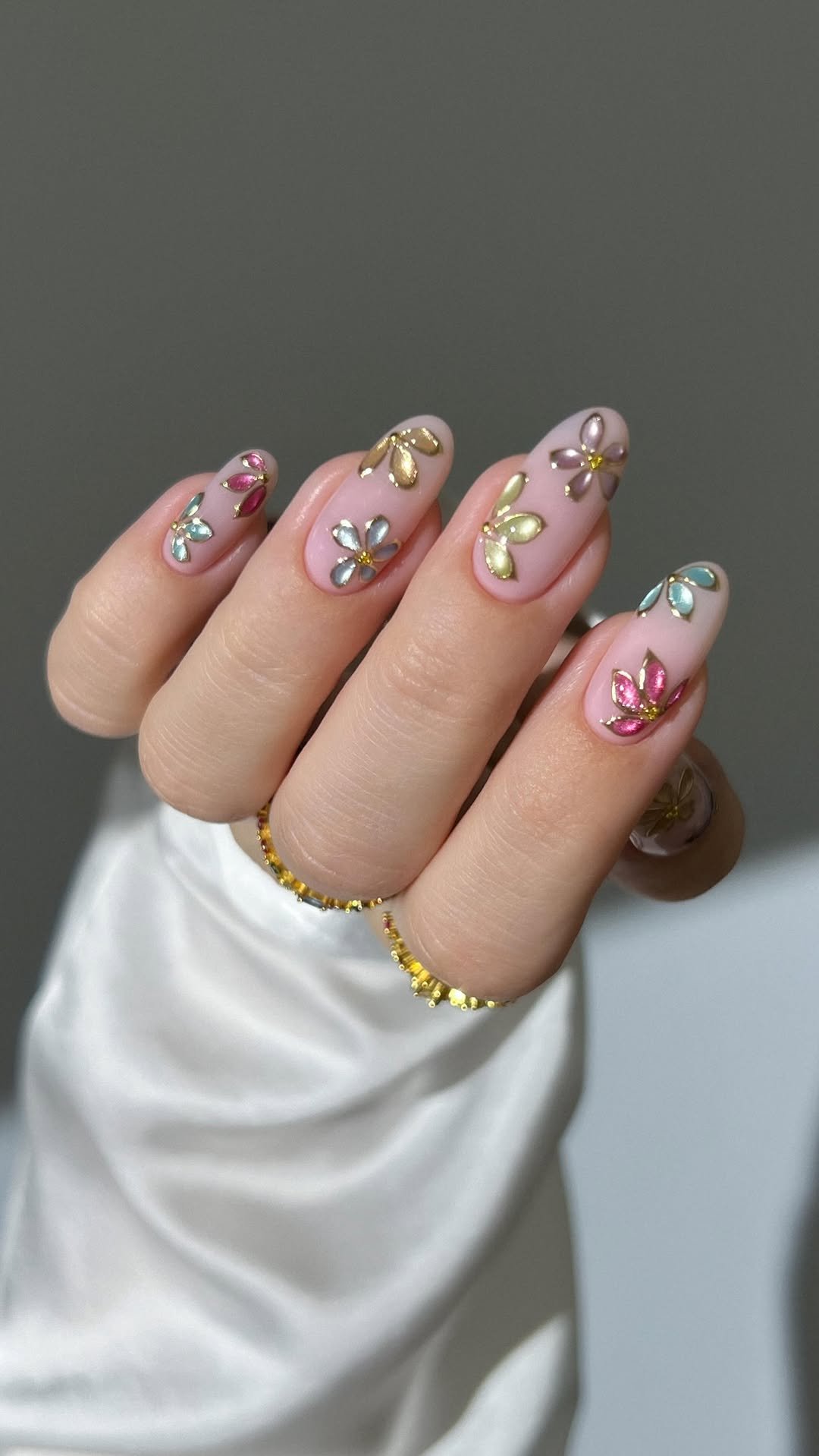 heygreatnails 게시물 이미지: a little color therapy in every petal...