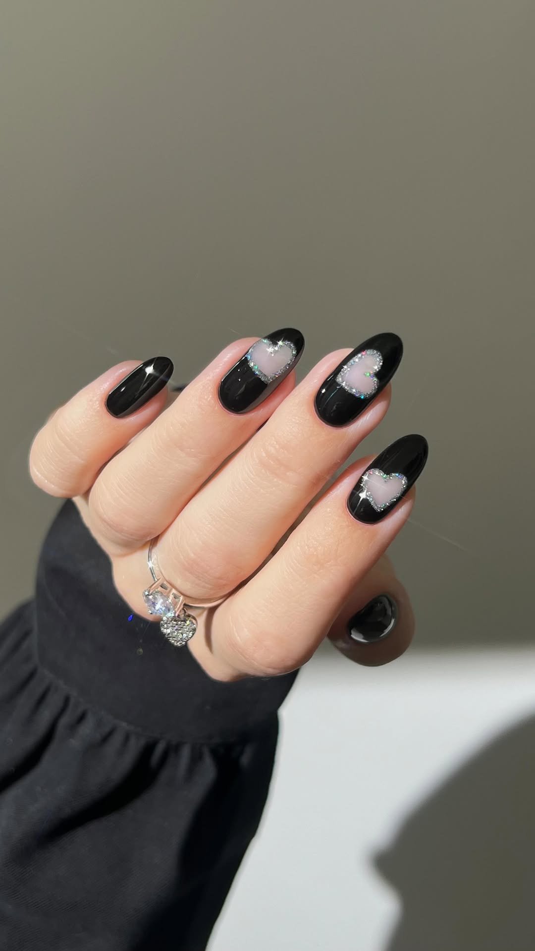 heygreatnails 게시물 이미지: 🖤🪩 Negative space hearts in black and silver,...