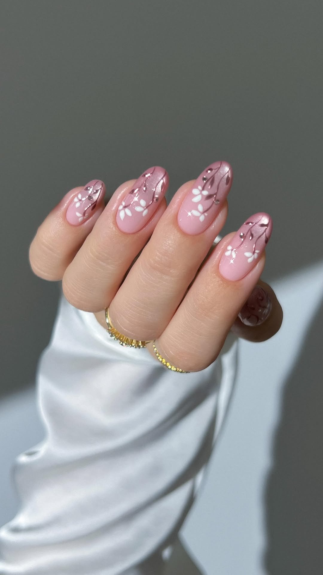 heygreatnails 게시물 이미지: this pink glass & chrome shine with lil white...