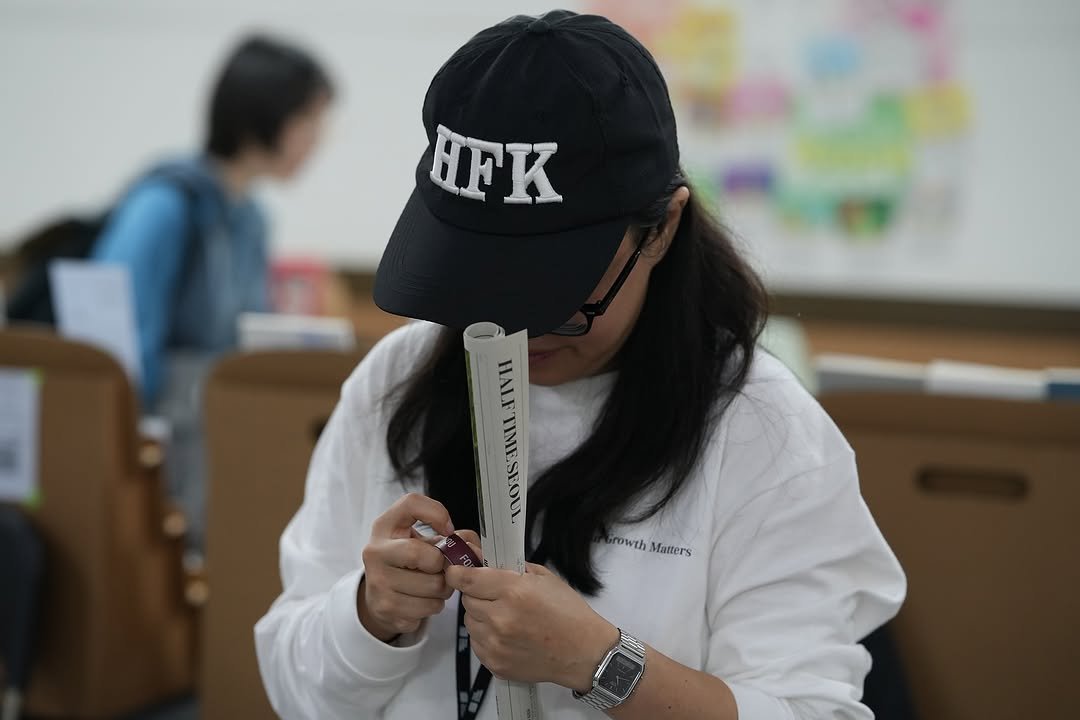 Photo by 𝐇𝐅𝐊 성장하는 사람들을 연결합니다 on October 18, 2025. May be an image of studying, hat and text that says 'HFK HALFTIMESEOUS TIME HALA rowth Matters သ်း'.