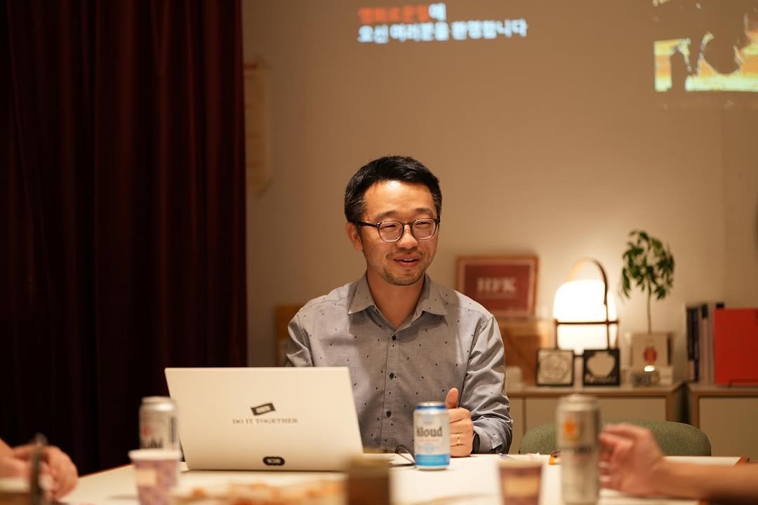 Photo shared by 𝐇𝐅𝐊 성장하는 사람들을 연결합니다 on October 13, 2025 tagging @lion_bruce. May be an image of one or more people, people studying and text.