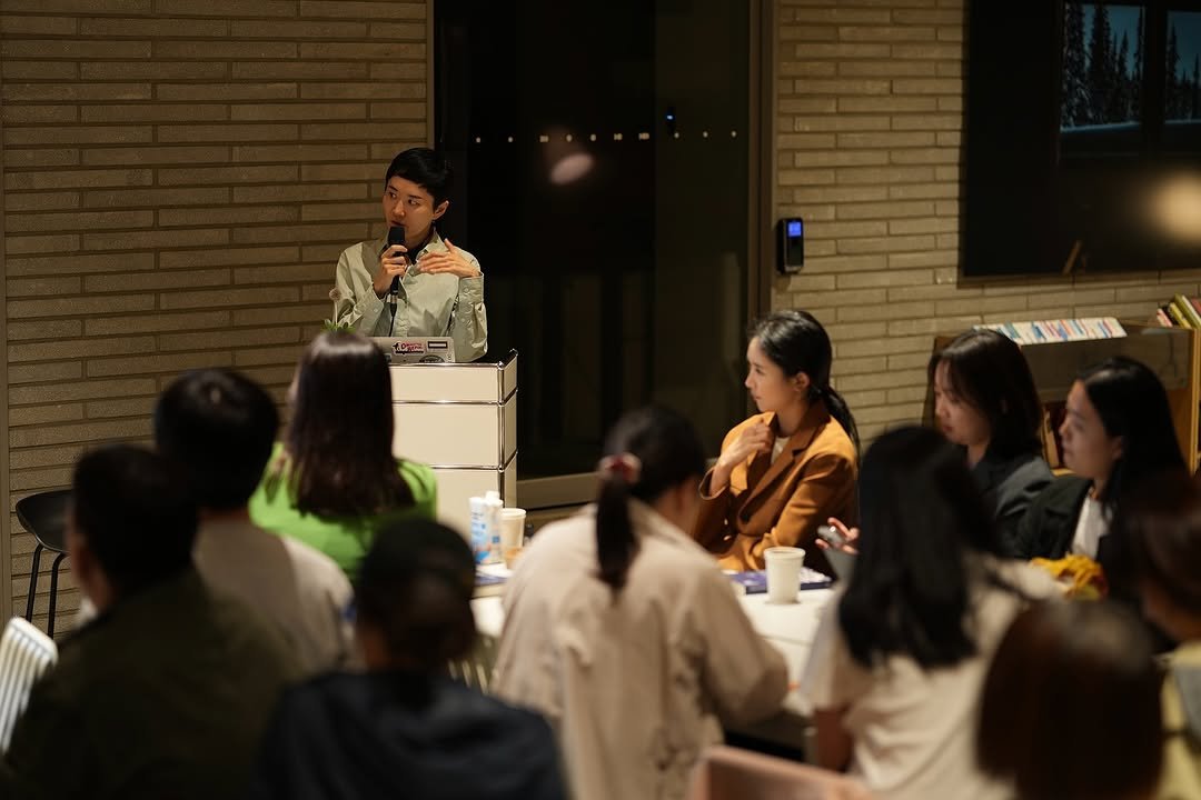 Photo shared by 𝐇𝐅𝐊 성장하는 사람들을 연결합니다 on October 24, 2025 tagging @soryoung.park, and @bookstoneman. May be an image of one or more people, people studying and text.