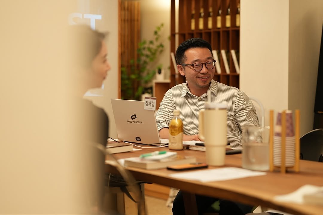 Photo by 𝐇𝐅𝐊 성장하는 사람들을 연결합니다 on September 17, 2025. May be an image of 1 person, studying, office and text.