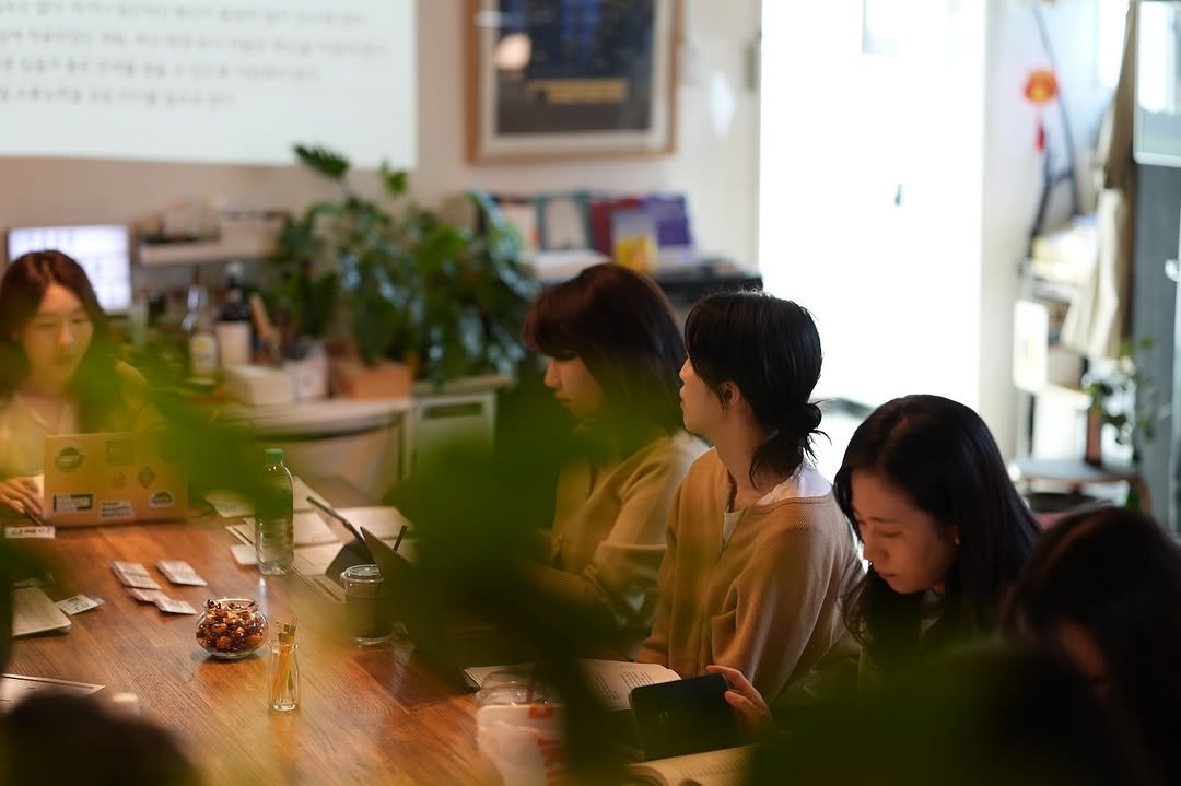 Photo by 𝐇𝐅𝐊 성장하는 사람들을 연결합니다 on August 09, 2025. May be an image of 5 people and text.
