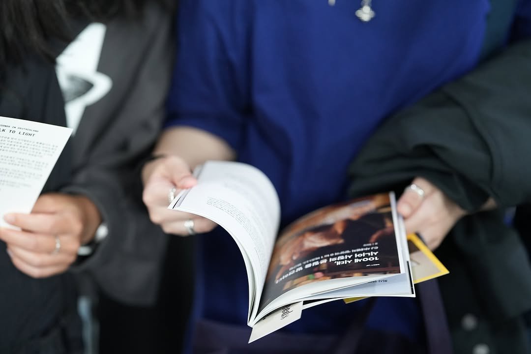 Photo by 𝐇𝐅𝐊 성장하는 사람들을 연결합니다 on October 21, 2025. May be an image of studying, magazine, book, newspaper and text.