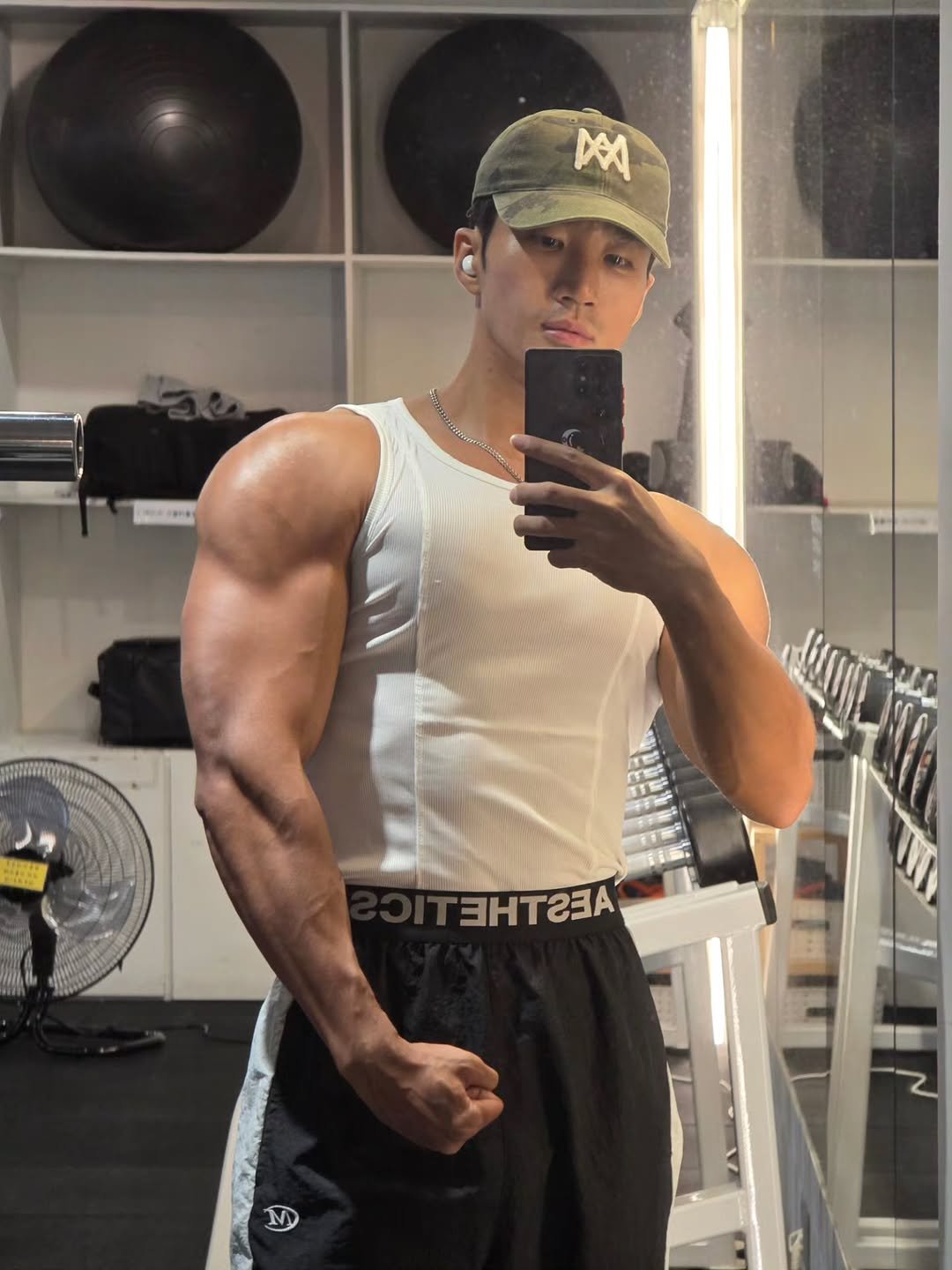 Photo by Jw on September 08, 2025. May be an image of 1 person, biceps, body building, sweatpants, sportswear and text.