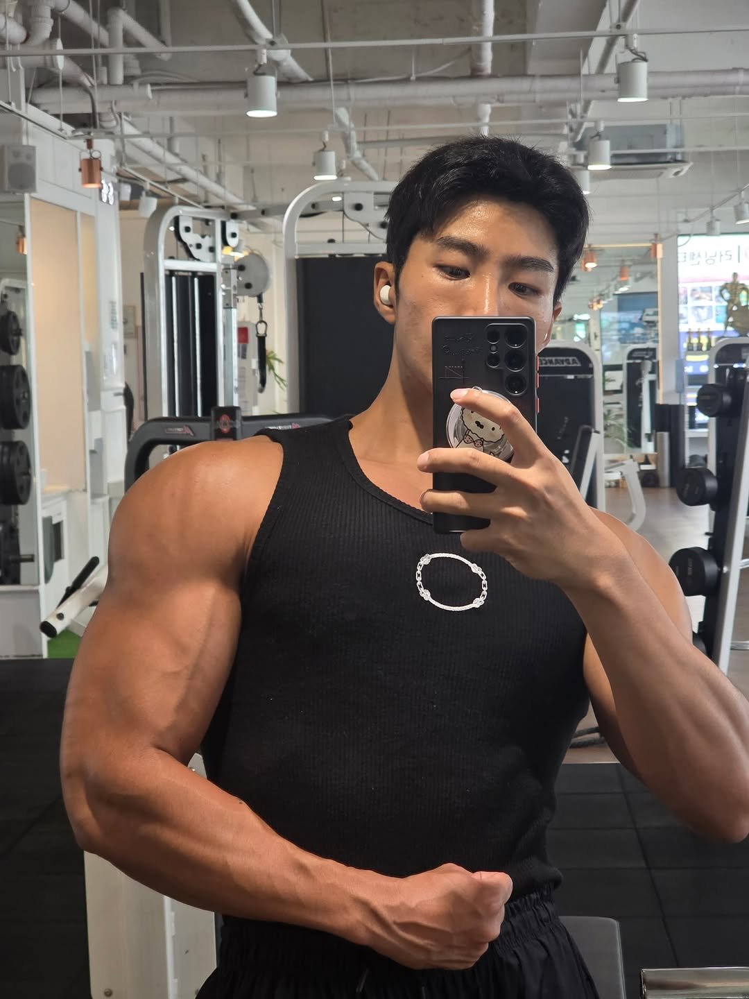 Photo by Jw on September 15, 2025. May be an image of 1 person, biceps, body building, sportswear and text.