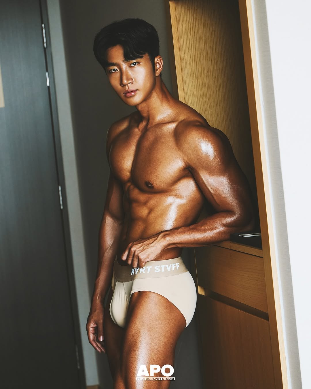 Photo shared by APO (아포스트로피 에스) on July 23, 2025 tagging @hgjg1207, and @apostrophes_official. May be an image of 1 person, body building and text.
