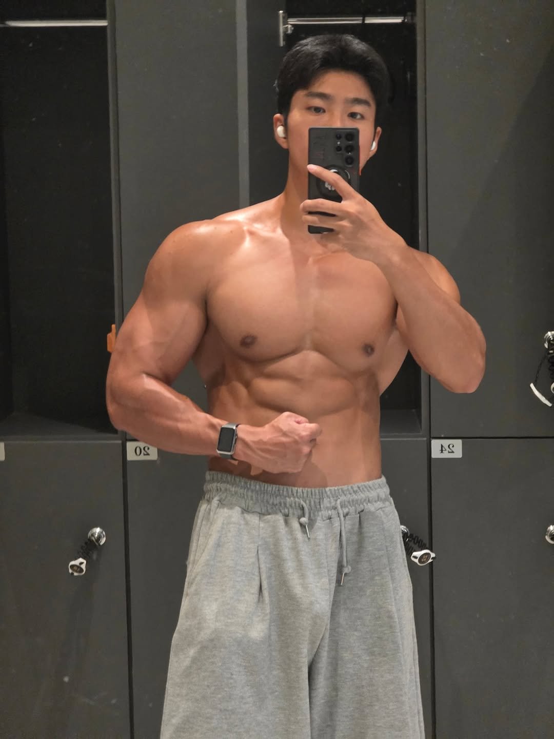 Photo by Jw on August 24, 2025. May be an image of 1 person, biceps, body building, sweatpants and text.