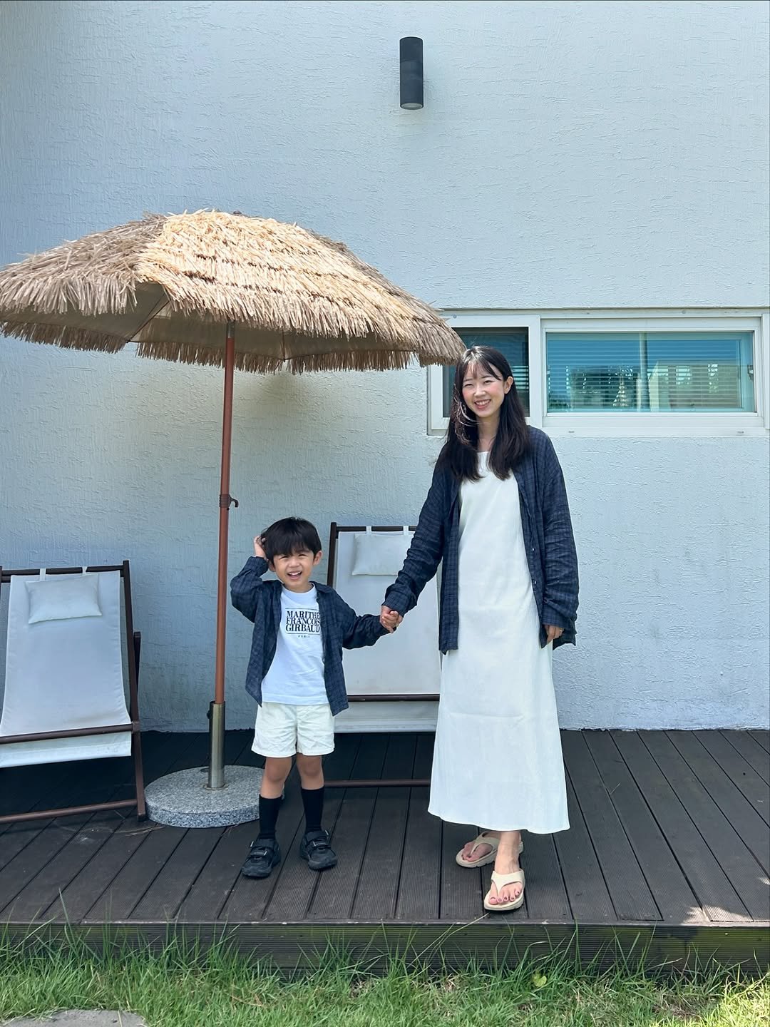 Photo shared by 키즈모델 하론, 하론맘 새롬 on August 05, 2025 tagging @everi.kr. May be an image of 2 people, child, duffle coat, umbrella, parasol and text.