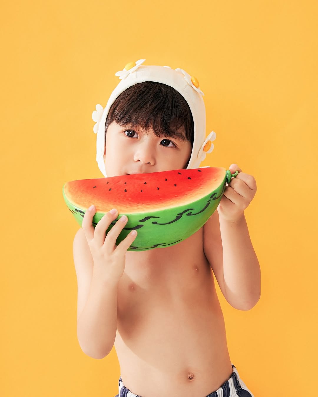 Photo shared by 키즈모델 하론, 하론맘 새롬 on August 07, 2025 tagging @photosleek.studio. May be an image of 1 person, baby, watermelon, melon, shorts and text.