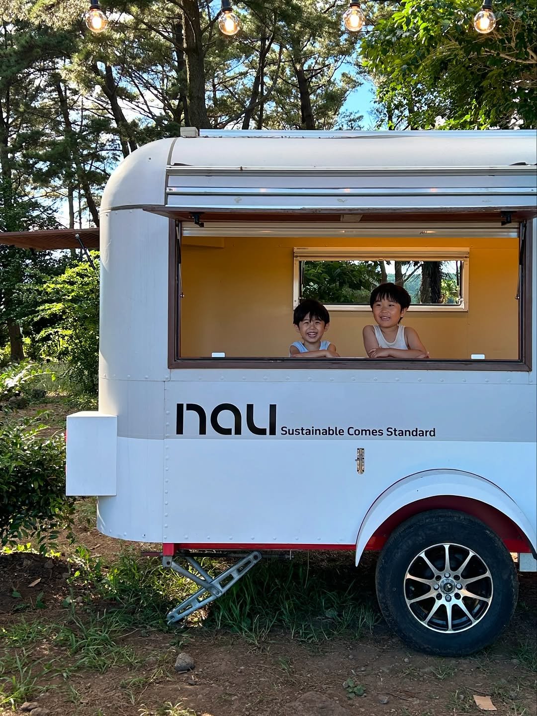 Photo shared by 키즈모델 하론, 하론맘 새롬 on August 03, 2025 tagging @hami_song. May be an image of 2 people, van, trailer, bus and text.