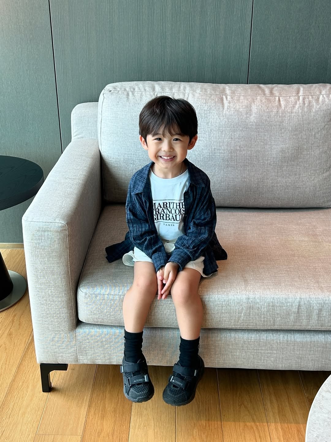 Photo shared by 키즈모델 하론, 하론맘 새롬 on August 04, 2025 tagging @everi.kr. May be an image of 1 person, child, duffle coat and text.