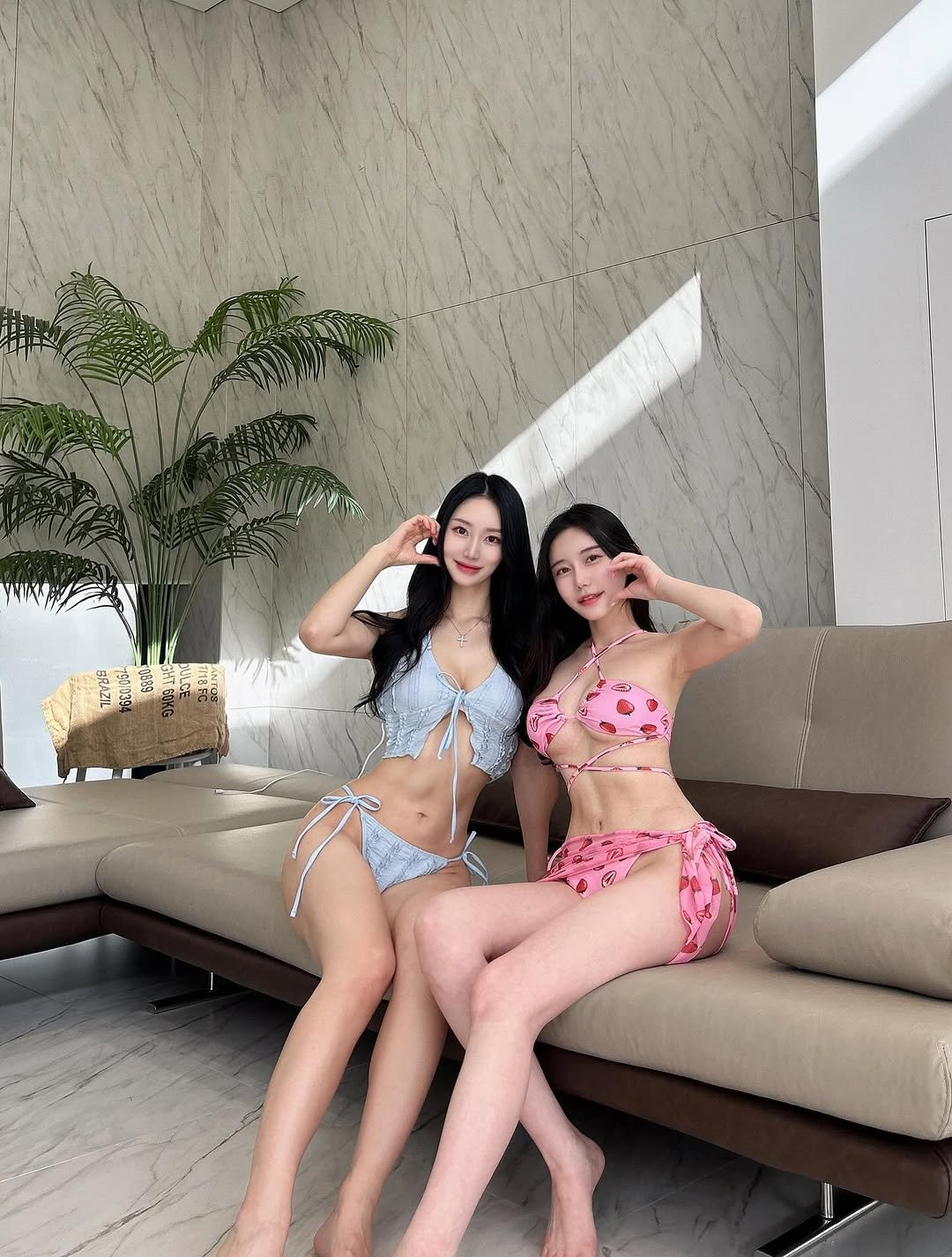 Photo shared by 하이영🤚🏻hizero on September 27, 2025 tagging @hye_jini_pila. May be an image of 2 people, chaise lounge, pool and text.